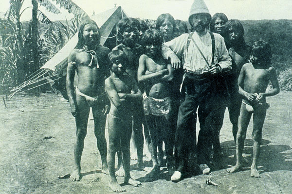 Eugenio Robuchon rodeado de indios uitotos funuñas.